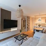 Modern With Garage Near Airport - Free Parking Apartman *