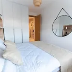 Modern With Garage Near Airport - Free Parking Apartman *