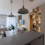 Modern With Garage Near Airport - Free Parking Apartman Sarajevo