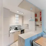 Modern With Garage Near Airport - Free Parking Apartman *
