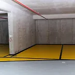 Modern With Garage Near Airport - Free Parking Apartman