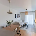 Modern With Garage Near Airport - Free Parking Apartman