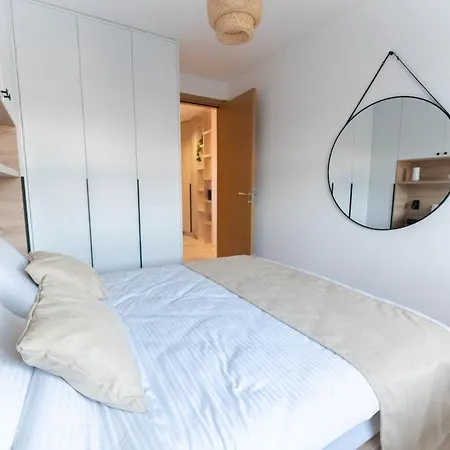 Modern With Garage Near Airport - Free Parking Апартаменты *