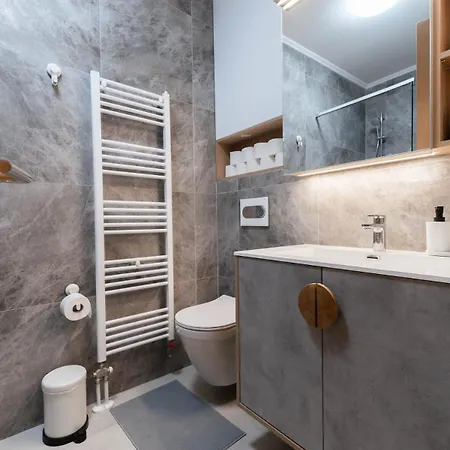 Апартаменты Modern With Garage Near Airport - Free Parking *