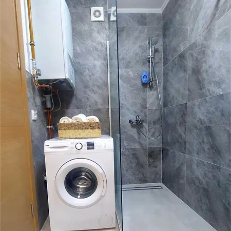 Modern With Garage Near Airport - Free Parking *