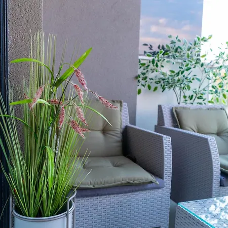 Modern With Garage Near Airport - Free Parking *