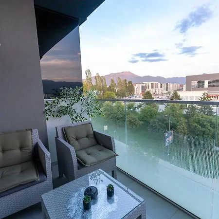 Apartman Modern With Garage Near Airport - Free Parking *