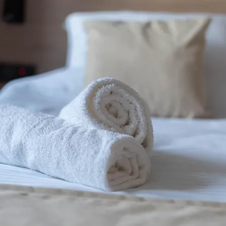 Modern With Garage Near Airport - Free Parking