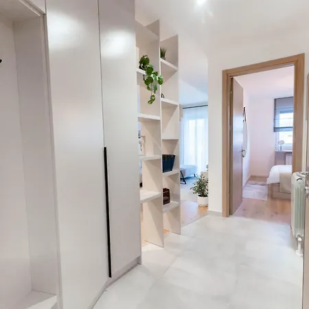 Modern With Garage Near Airport - Free Parking *