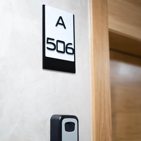 Modern With Garage Near Airport - Free Parking Apartamento *