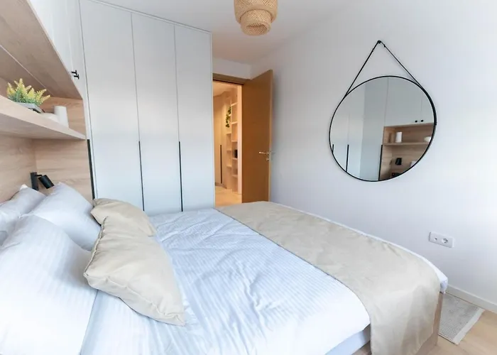 Modern With Garage Near Airport - Free Parking Apartamento *