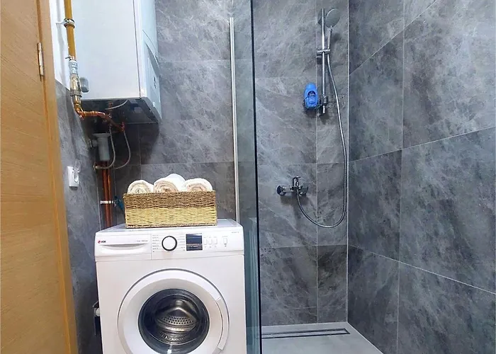 Modern With Garage Near Airport - Free Parking *