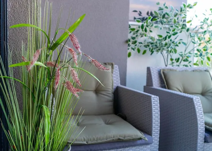 Modern With Garage Near Airport - Free Parking *